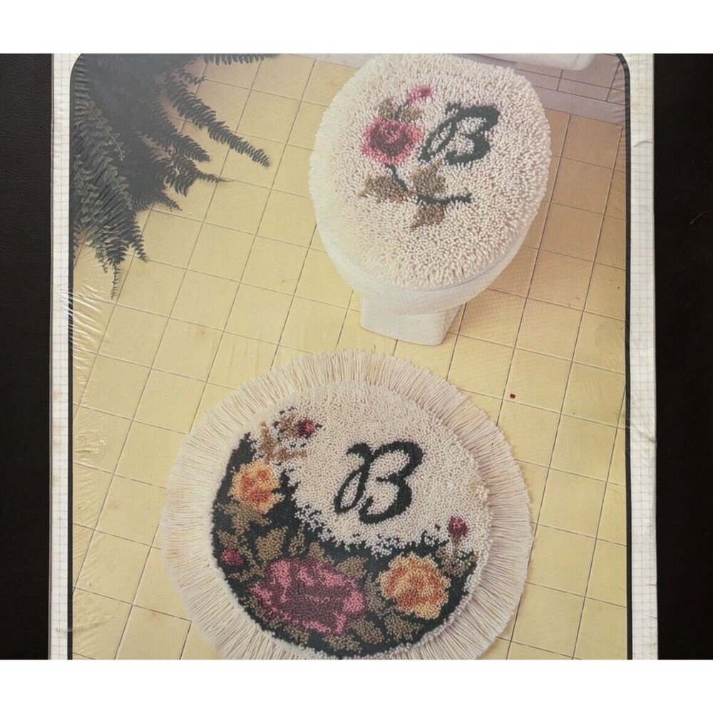 New Vintage Bucilla 13152 Latch Hook Monogram Bath Ensemble Fringe Mat/Lid Cover